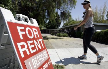 FILE – In this July 19, 2006 file photo, a woman walks next to a “For Rent” sign at an apartment complex in Palo Alto, Calif. Many tenants arenâ€™t familiar with the ins and outs of their renters insurance policies, but what they donâ€™t know could cost them money (AP Photo/Paul Sakuma, File) NYBZ201 NYBZ201
