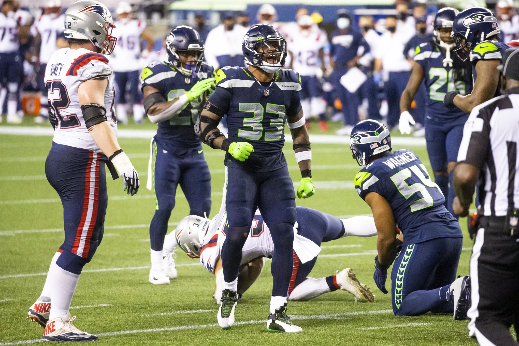 Seahawks safety Jamal Adams slices hand while slicing strawberries