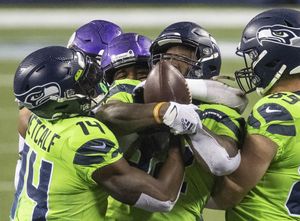 Minnesota Vikings 7-21 Seattle Seahawks: Chris Carson impresses as Seattle  win fourth straight, NFL News