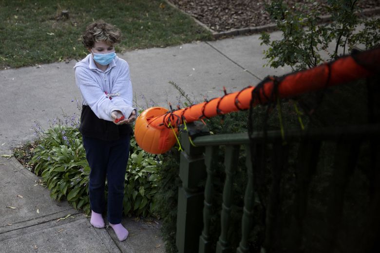 Ruth Ford, 11, tries out her family’s Halloween candy chute. (Erin Hooley / Chicago Tribune)
