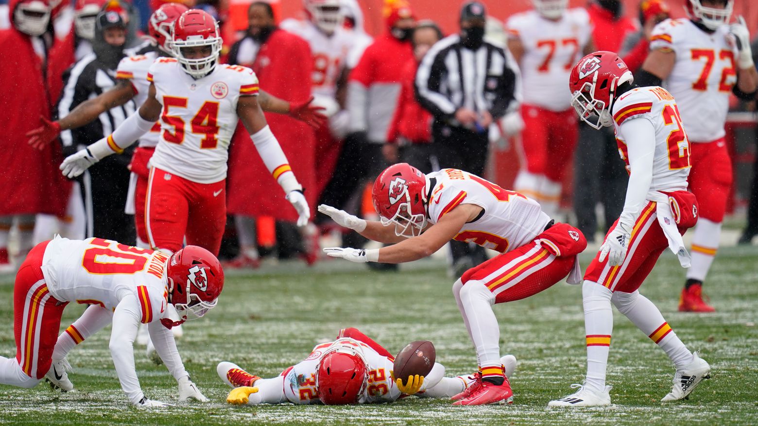 Cold feat: Chiefs force 4 turnovers, beat Broncos 43-16