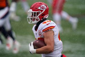 Cold feat: Chiefs force 4 turnovers, beat Broncos 43-16