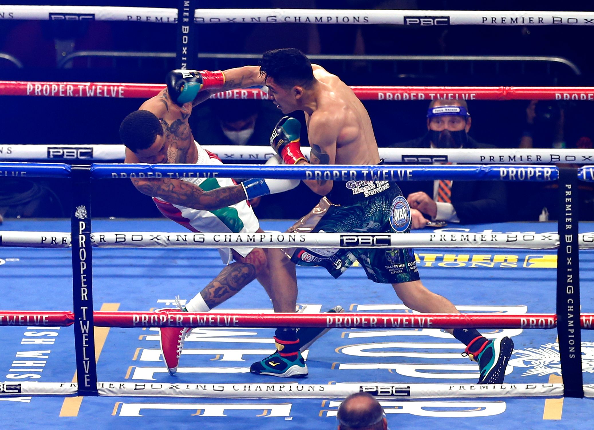 Gervonta Davis stops Leo Santa Cruz in 6th at Alamodome The