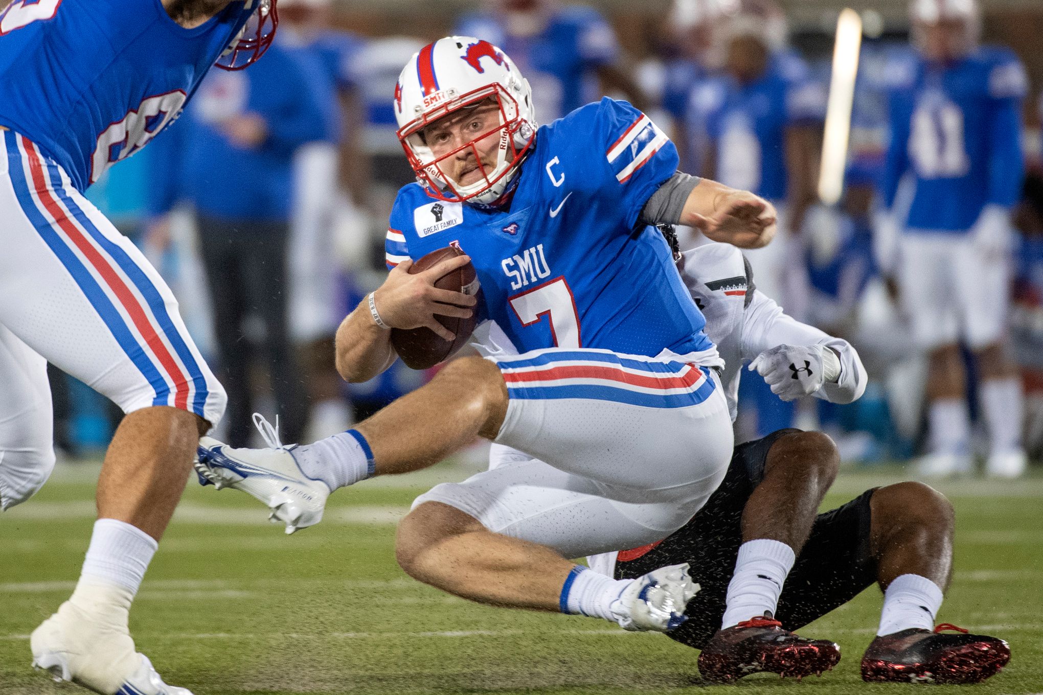 Desmond Ridder: Cincinnati Bearcats QB throws up on field vs. SMU