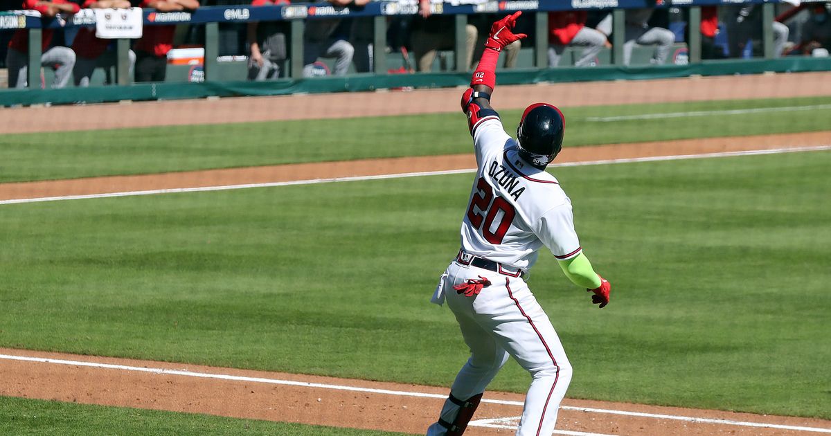 Selfie moment: Braves sweep Reds for first postseason series win since 2001  - The Athletic