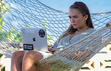 Abbie Sheppard, 24, works remotely from Riddle’s Bay, Bermuda, on Friday, Nov. 13, 2020. As soon as London’s first coronavirus lockdown ended last summer, Sheppard took a quick vacation to the island of Bermuda. Four months later, she’s still there — one of the thousands of people lured to islands in the Caribbean and the North Atlantic by programs aimed at snagging remote workers. Photographer: Nicola Muirhead/Bloomberg
