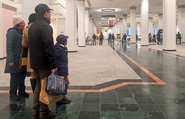 It was a pretty bleak picture as this family discovered. On the last day Macy’s downtown Seattle store the shelves were empty. Even the display cases were all sold. 213089