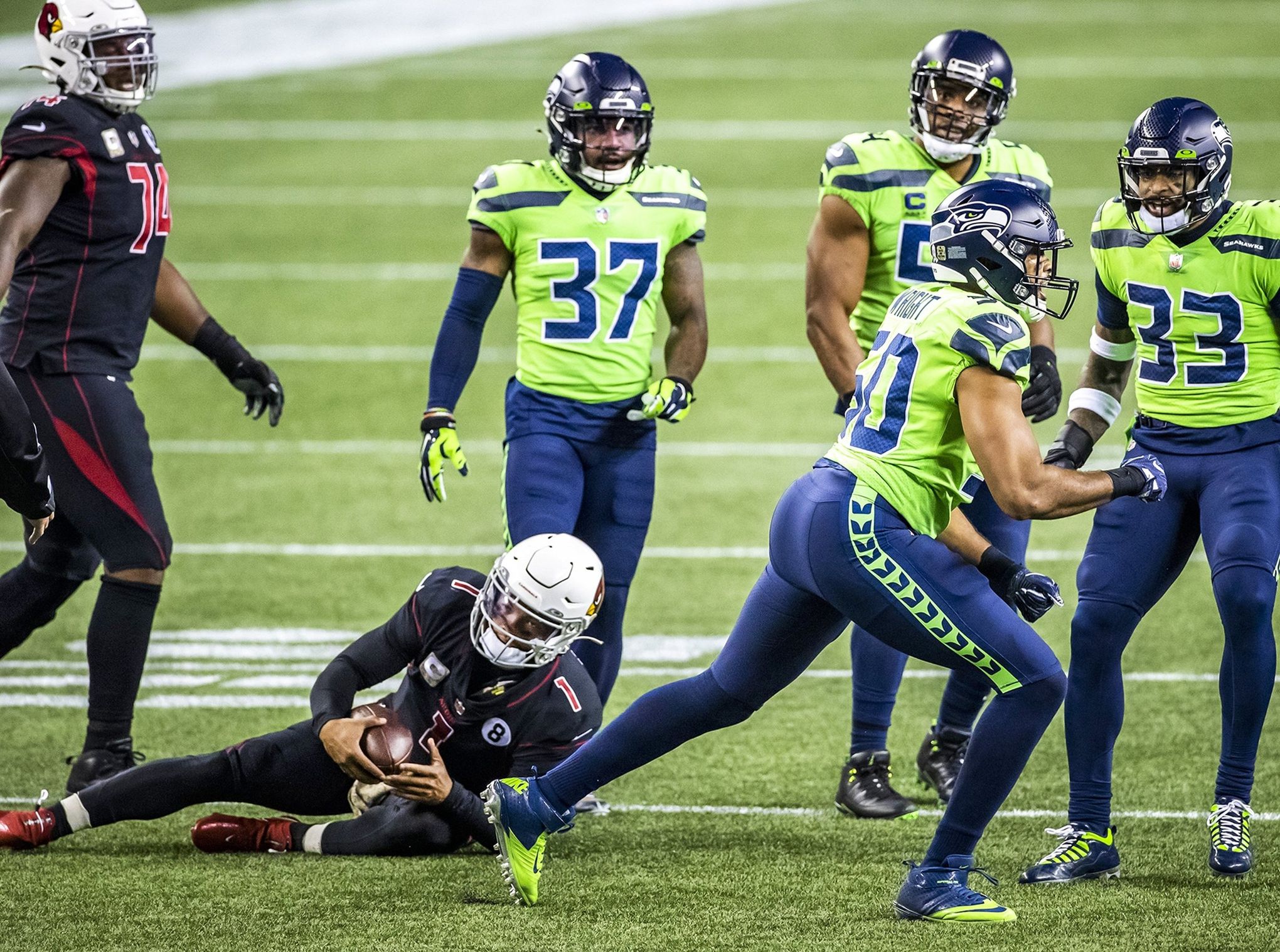 Wilson throws for 2 TDs, Seahawks hold off Cardinals 28-21