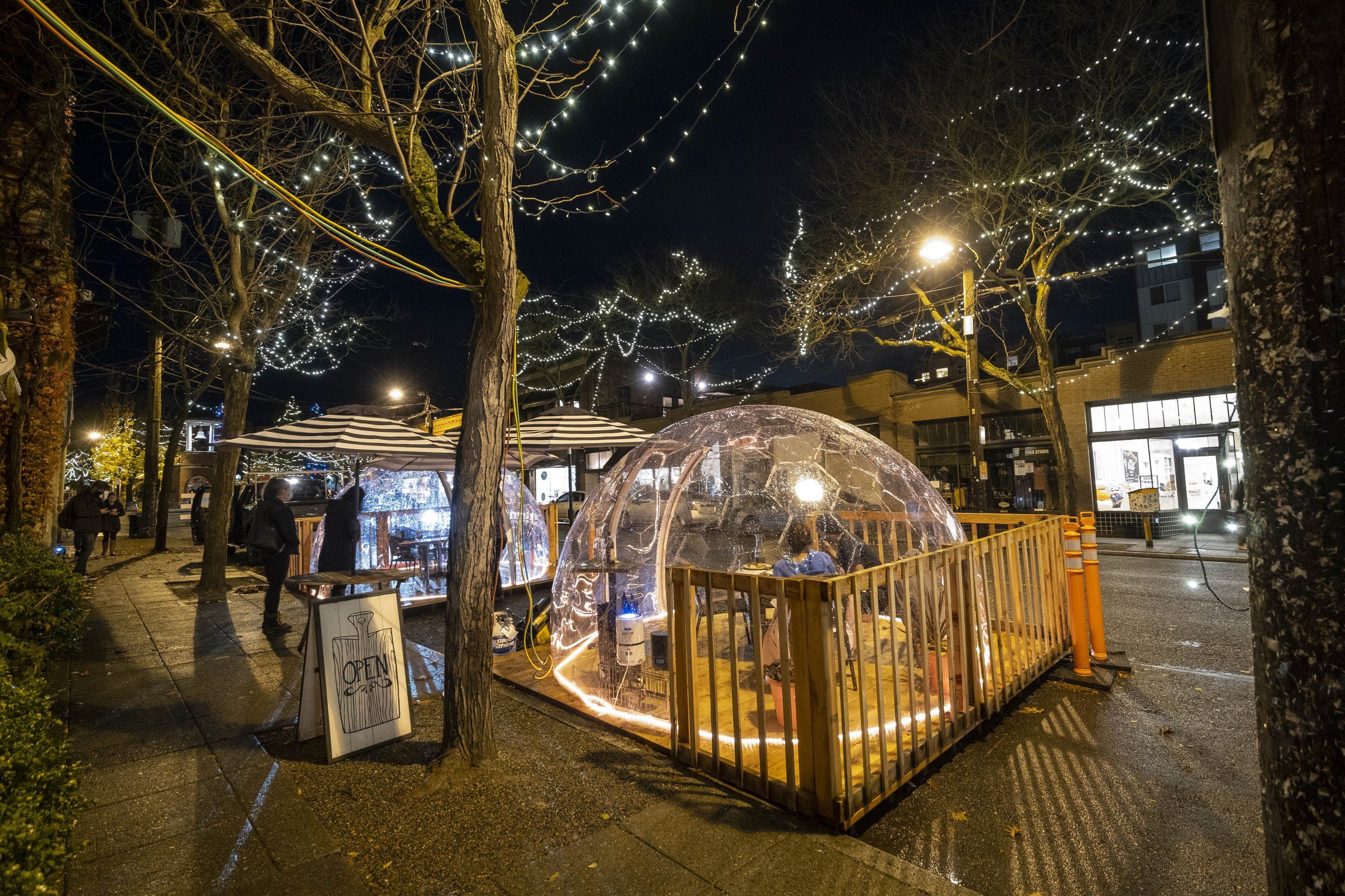 Outdoor outlet dining bubble