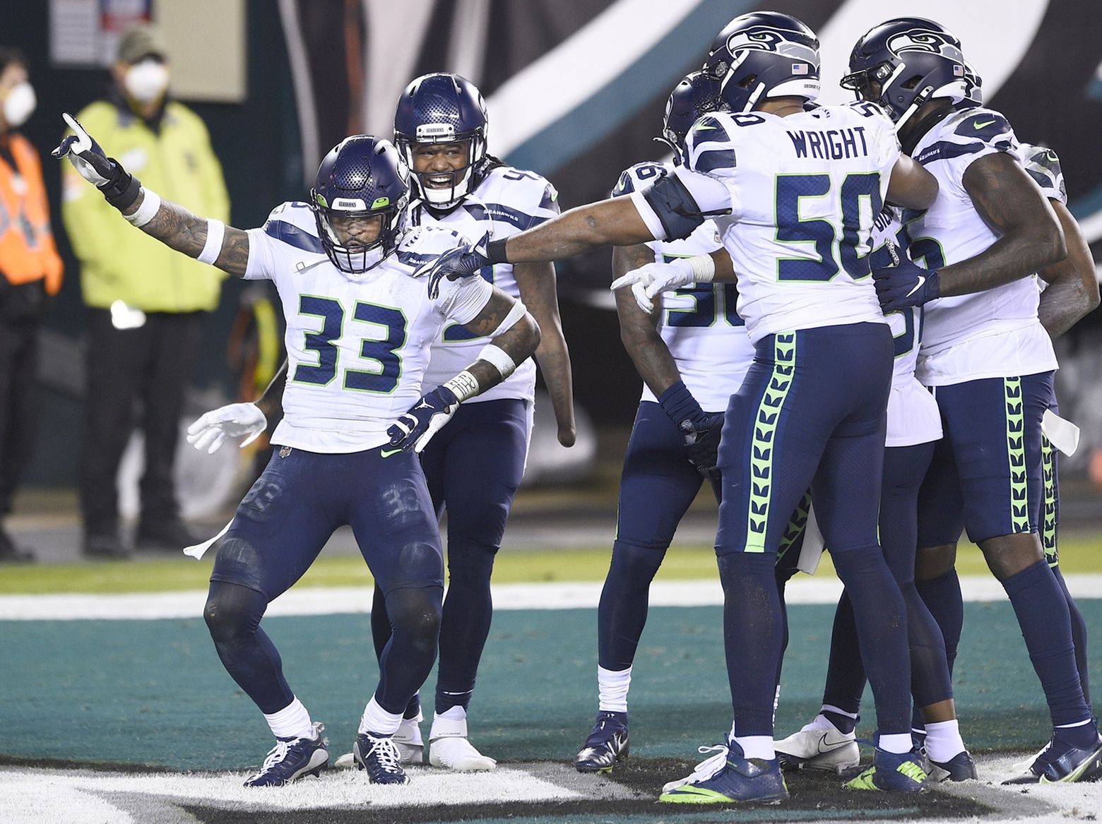 Seahawks' defense dominates Eagles to keep pace in tough NFC