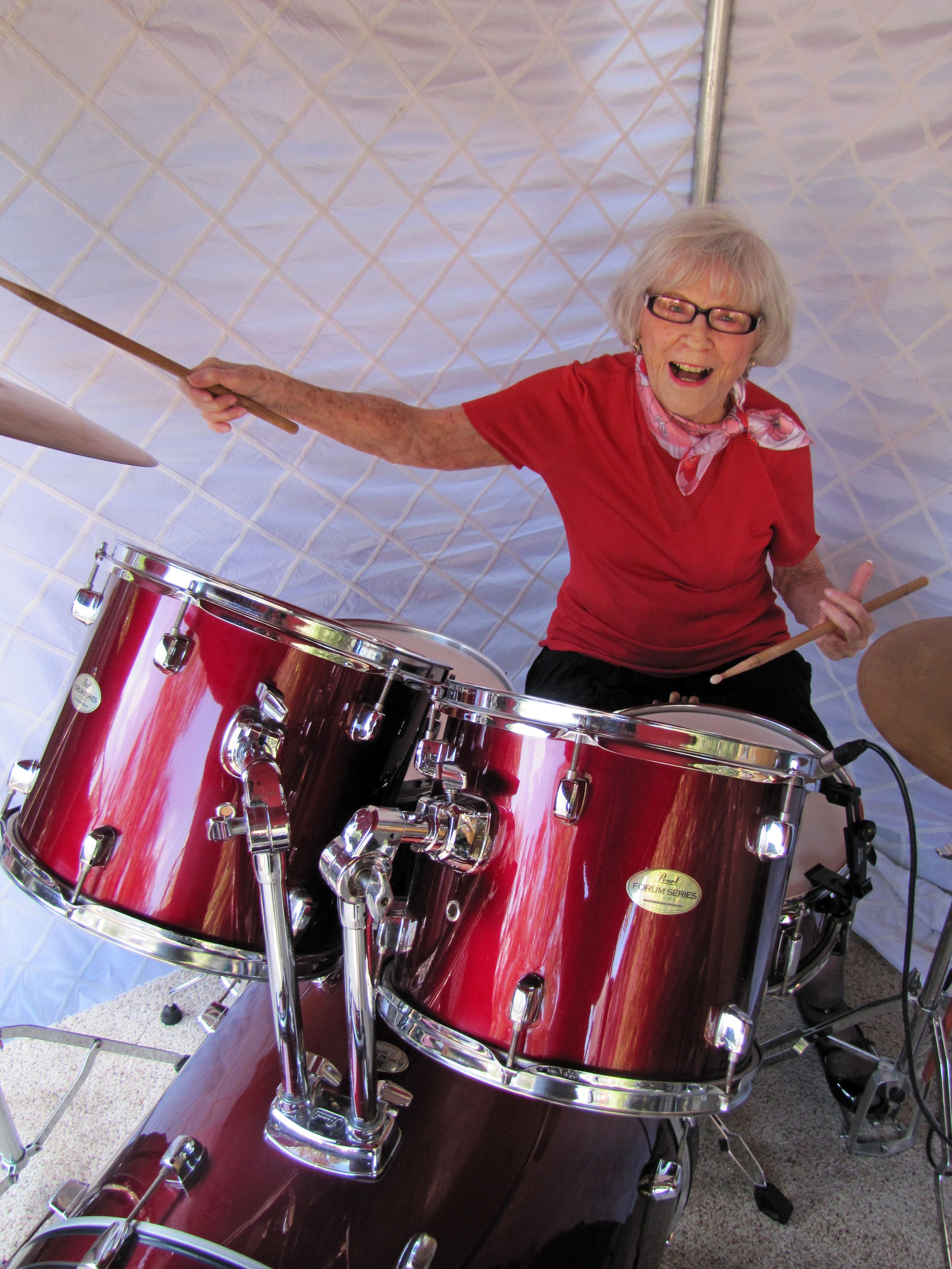 Viola Smith, la noia baterista més ràpidaViola Smith, la noia baterista més ràpida  