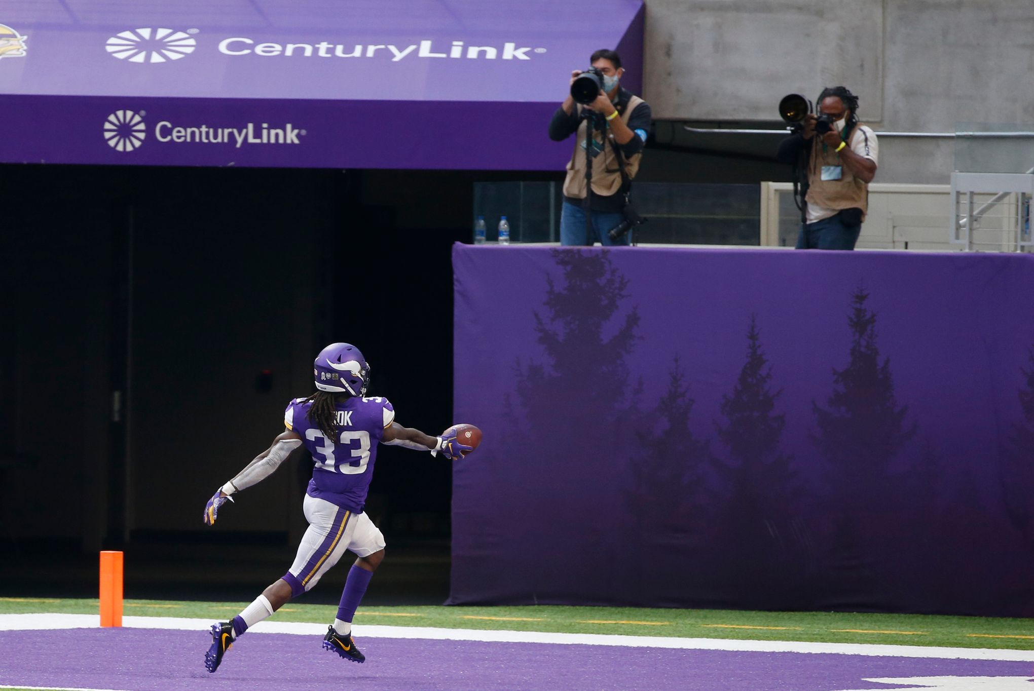 Cook runs over Lions, Vikings rough up Stafford in 34-20 win