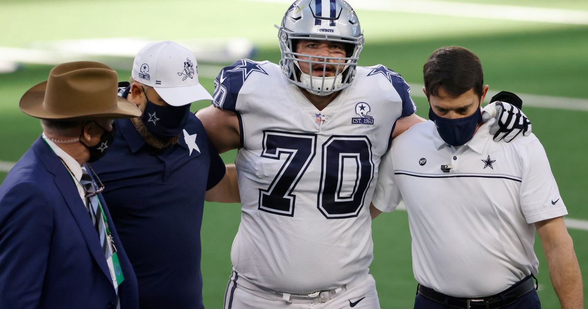 Cowboys RG Zack Martin seen favoring left leg, exits Patriots game