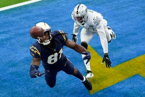 No catch: Raiders outlast Chargers after replay review