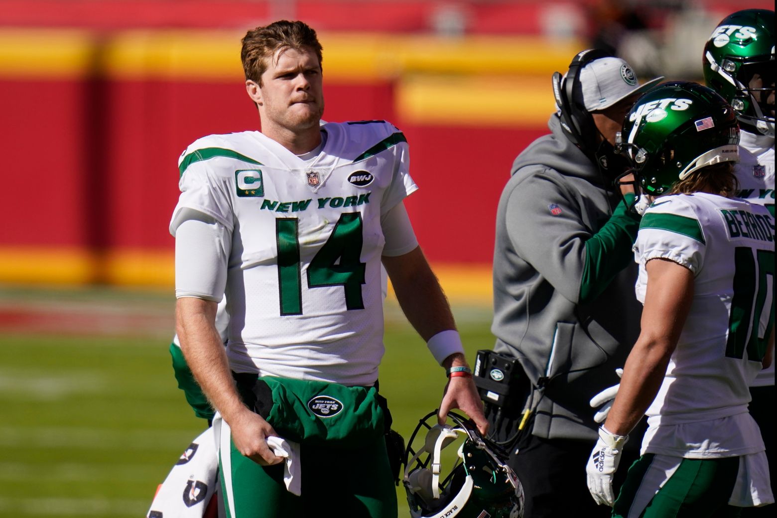 Jets' Darnold sits out practice, but Gase thinks he'll play