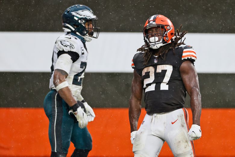 Browns step up without Garrett, down Eagles in steady rain