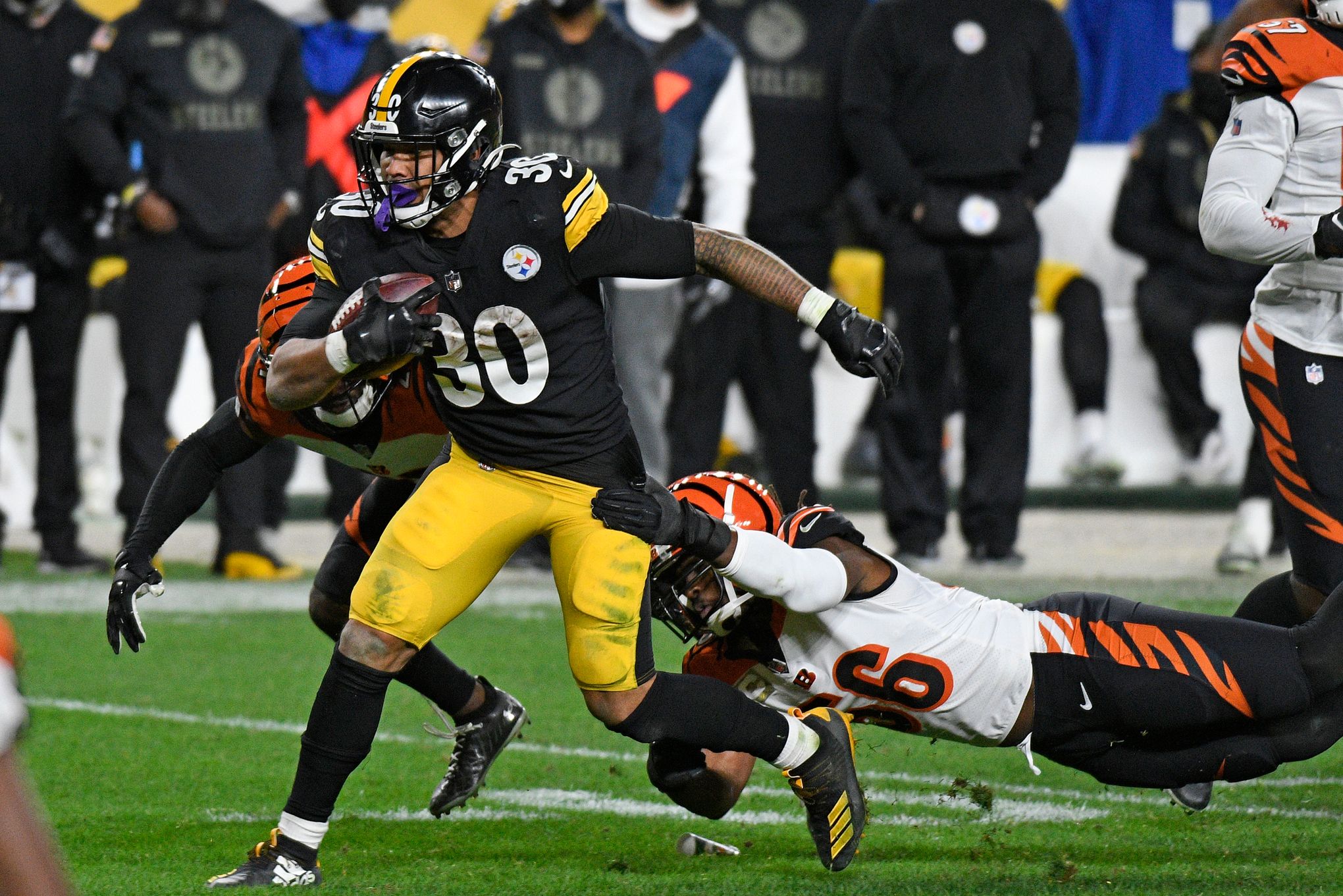 Pittsburgh Steelers running back James Conner (30) carries the ball during  the second half of an