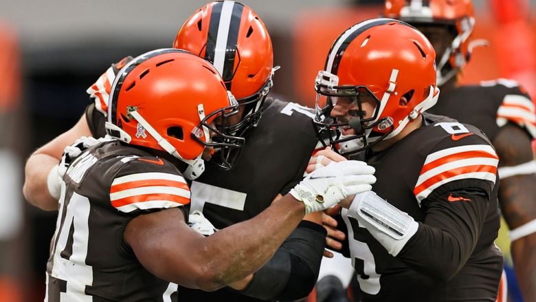 Chubb, Hunt rush Browns past Texans 10-7 in wild weather