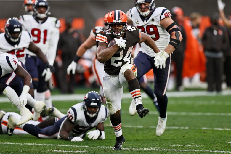 Cleveland Browns running back Nick Chubb, right, scores a