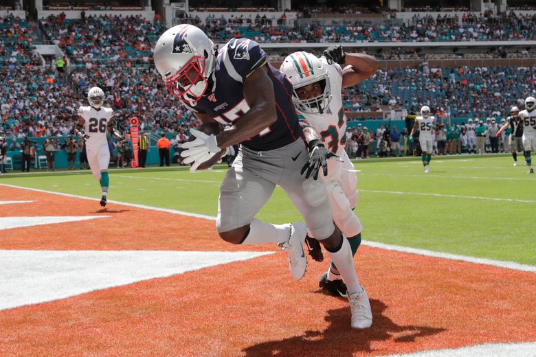 Antonio Brown makes his first appearance at a Patriots practice