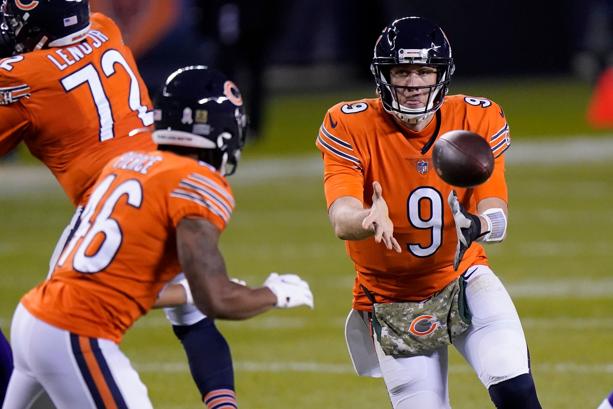 Nick Foles injury: Bears QB carted off in final minute of loss to