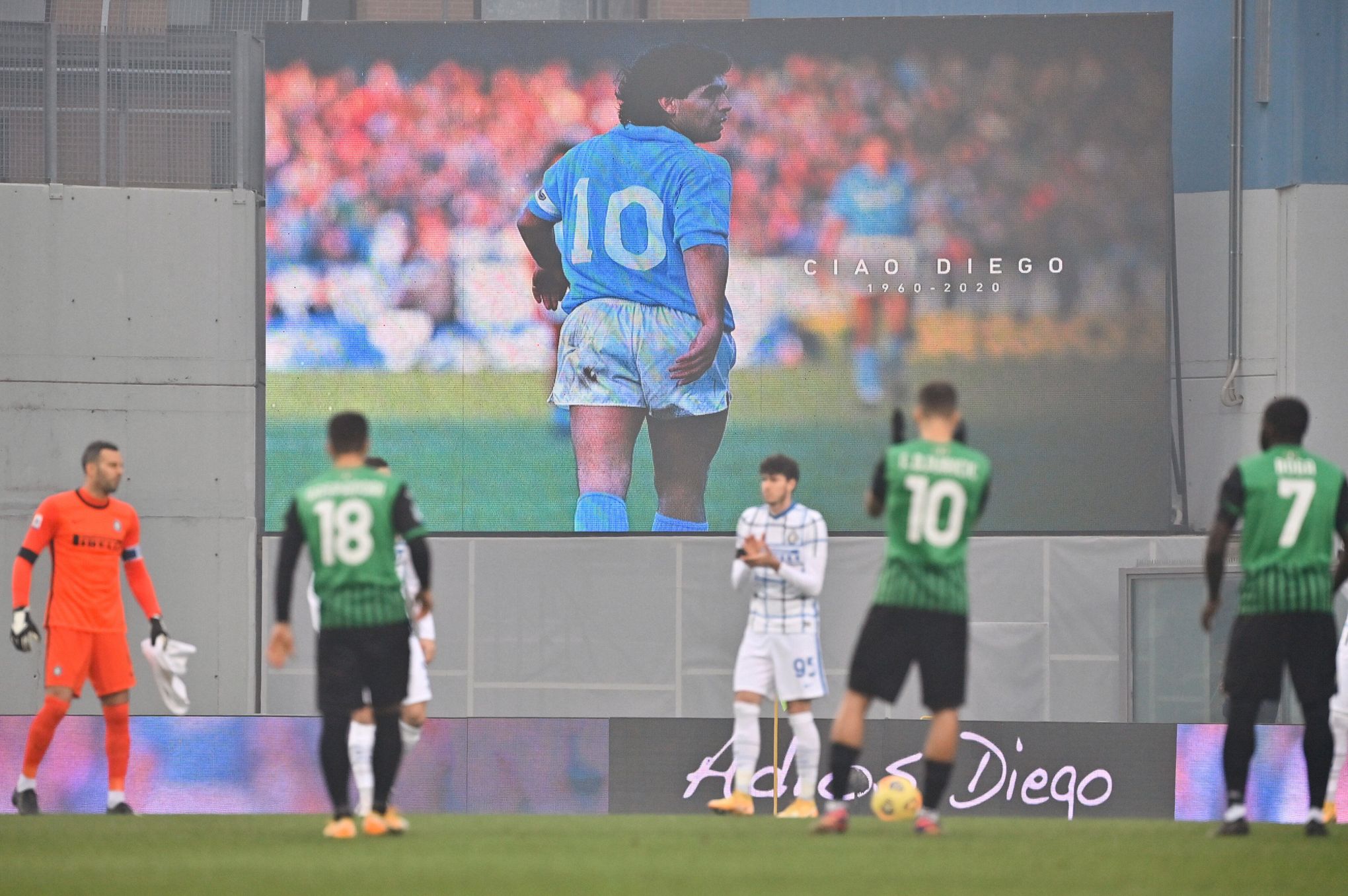 Napoli players don Diego Maradona's No. 10 jersey in tribute