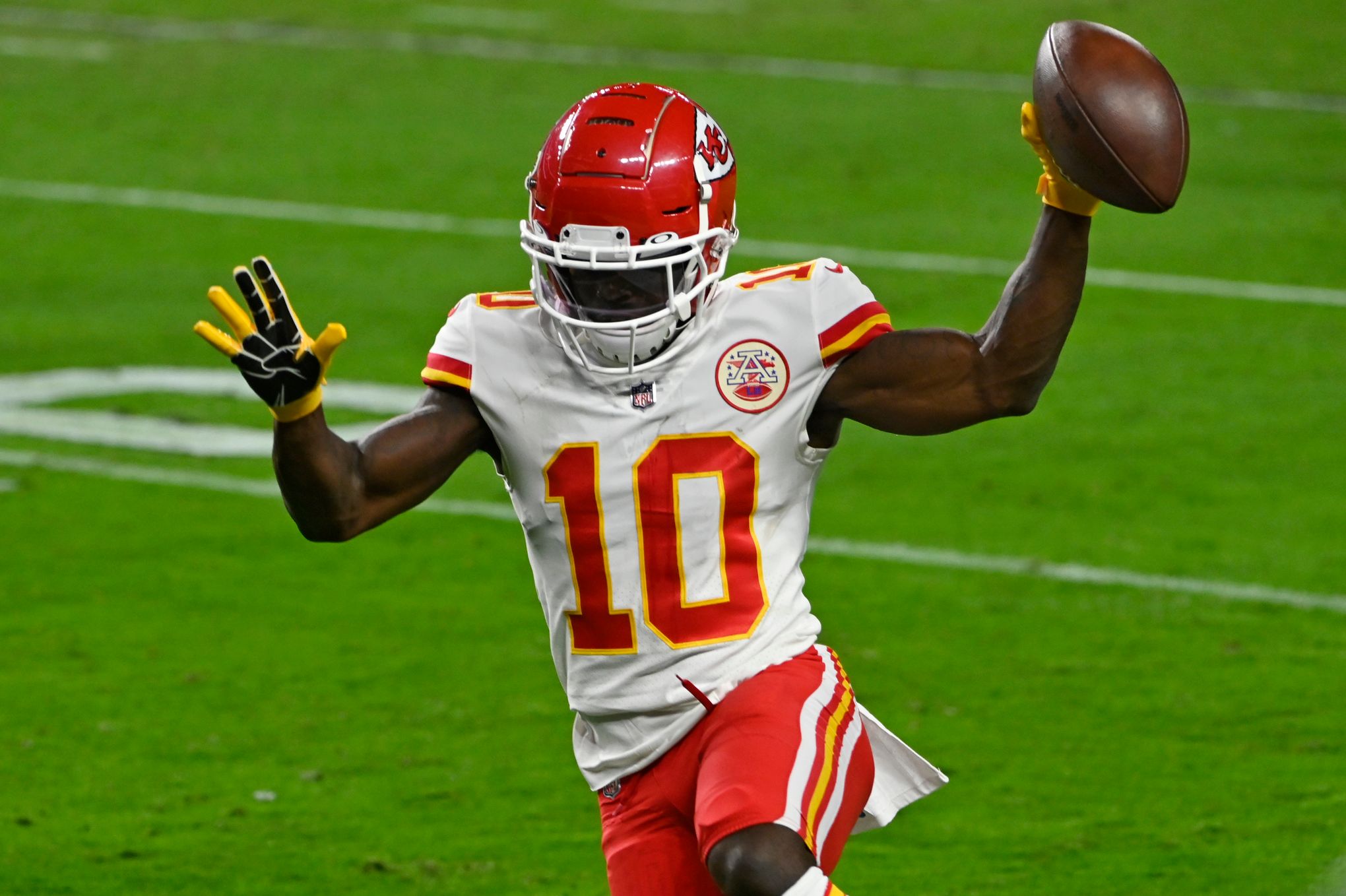 Patrick Mahomes, Tyreek Hill have huge day, Chiefs hold off Buccaneers in  Week 12 – The Denver Post