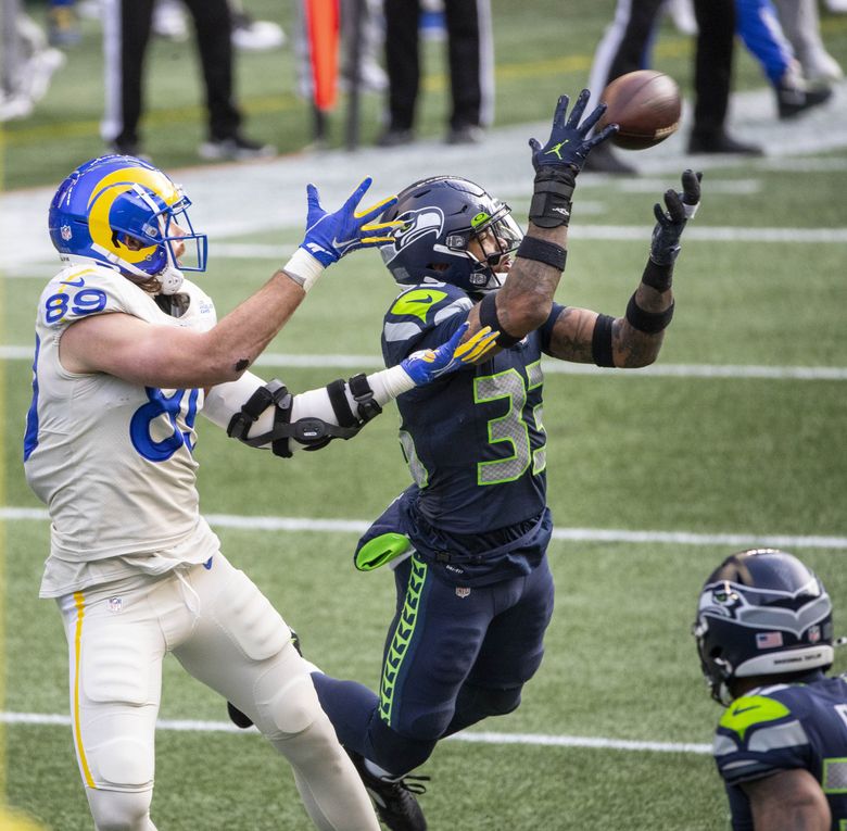 Bobby Wagner gets rousing reception in first game back at Lumen Field