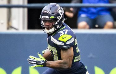 Seattle, USA. Seattle, WA, USA. 21st Nov, 2021. Seattle Seahawks safety Quandre  Diggs (6) runs out of the team tunnel before a game between the Arizona  Cardinals and Seattle Seahawks at Lumen