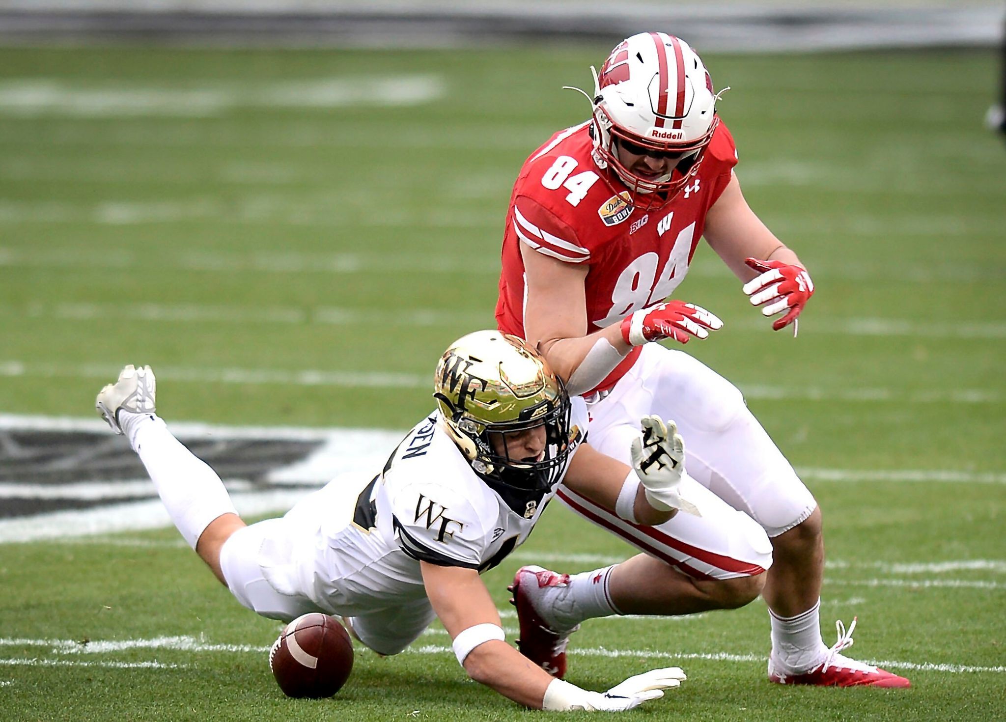 Ball drop Wisconsin wins Duke’s Mayo Bowl, breaks trophy The Seattle