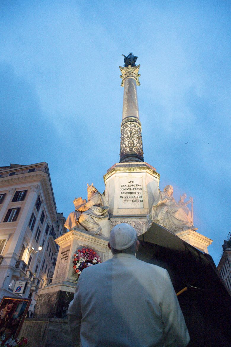 Pope makes surprise early morning prayer visit in rainy Rome | The Seattle  Times, image size:780x1170