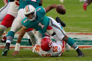 Mahomes, Chiefs clinch AFC West with 33-27 win over Dolphins – KGET 17