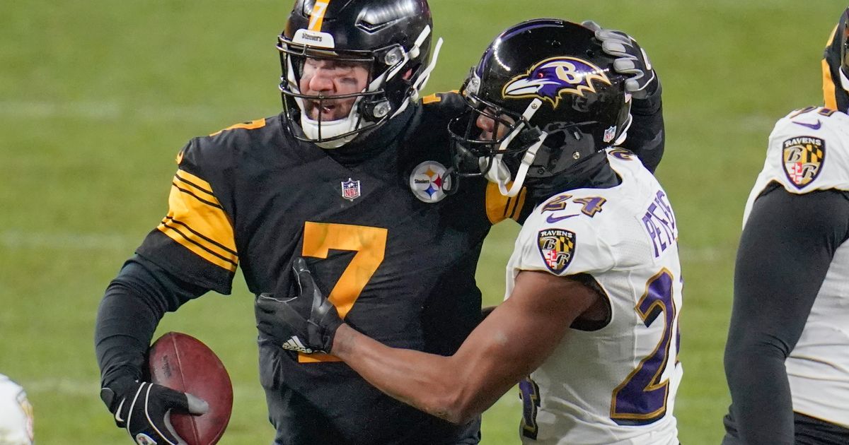 Pittsburgh Steelers quarterback Ben Roethlisberger greets players