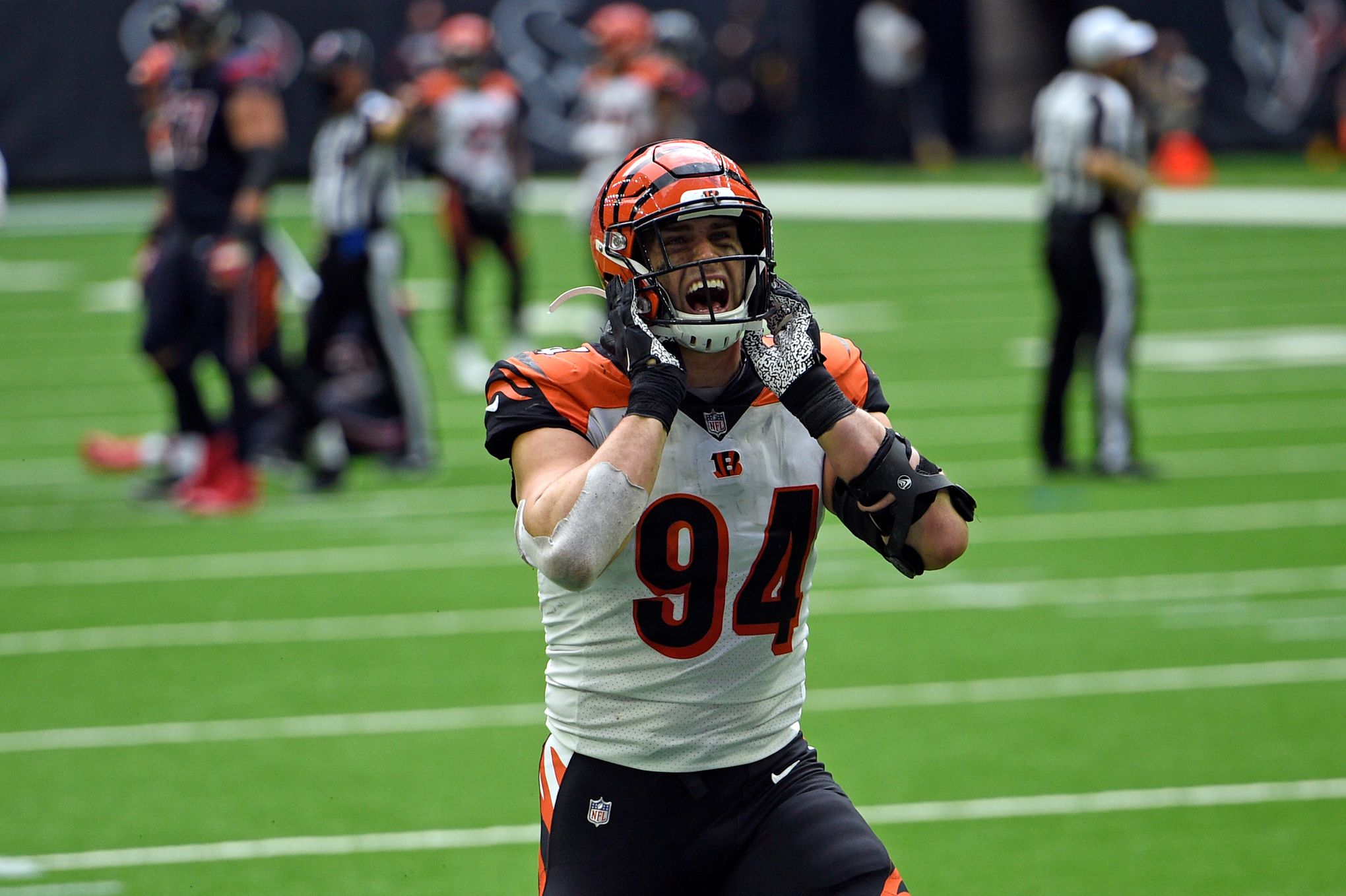 Cincinnati Bengals defensive end Sam Hubbard (94) leaves the field