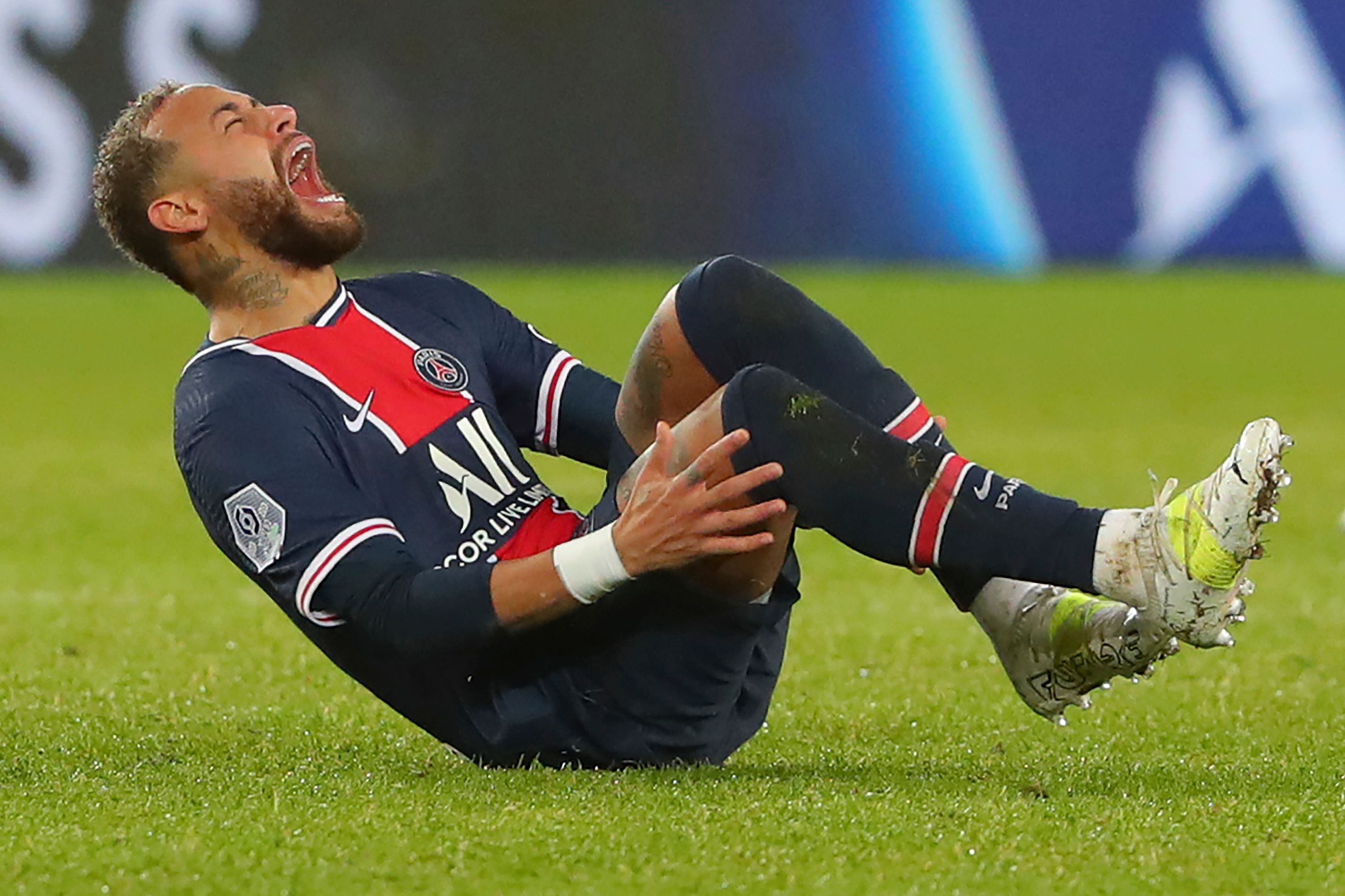 Neymar stretchered off injured as PSG loses 1 0 to Lyon The