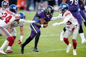 Torrid Ravens get jump on Giants, roll to easy victory