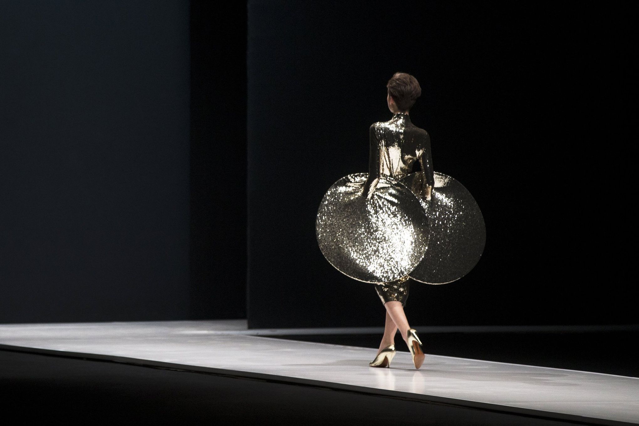 10 Futuristic Looks from Legendary Fashion Designer Pierre Cardin
