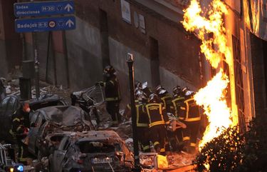 Fire-fighters carry a dead body next to a damaged building at Toledo Street following an explosion in downtown Madrid, Spain, Wednesday, Jan. 20, 2021. A powerful explosion apparently caused by a gas leak has ripped the facade off a residential building in central Madrid. (AP Photo/Manu Fernandez) EM125 EM125