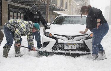 Historic' snow blankets parts of Midwest, disrupts travel