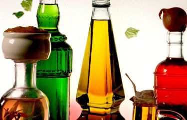 Oils and vinegars : VIM & VINAIGRETTE : SOME LACED WITH HERBS AND ESSENCES, QUALITY VINEGARS AND OILS FROM THE BASIS OF LUCIOUS MARINADES AND DRESSINGS FOR EVERYTHING FROM SALAD TO FISH. ( 1 OF 2 ) .