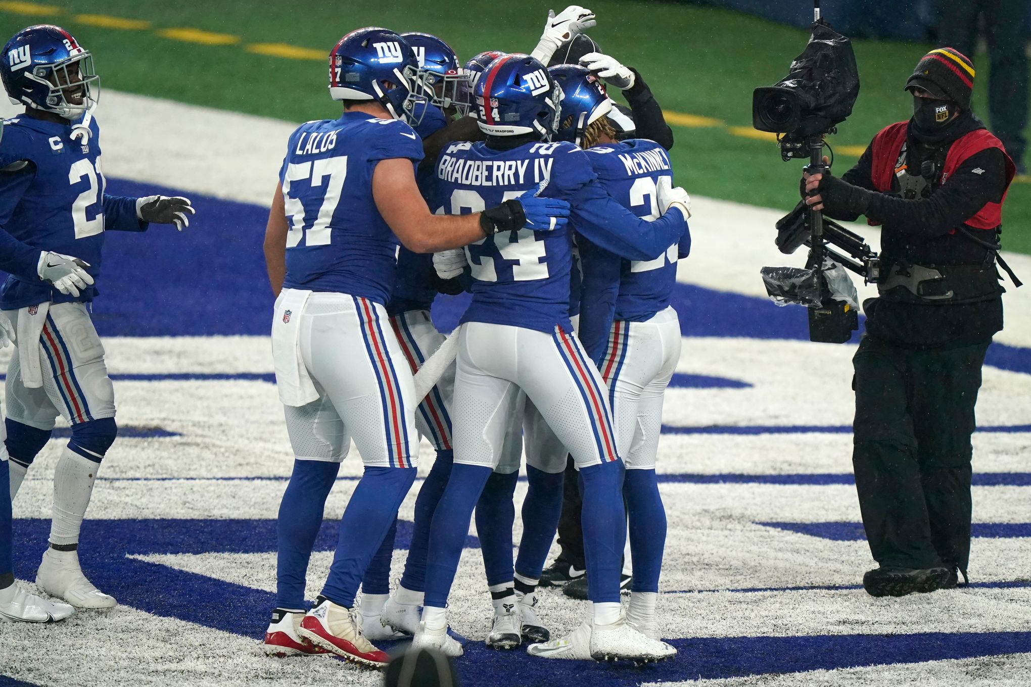 Giants outlast Cowboys, lose division hours later to WSH