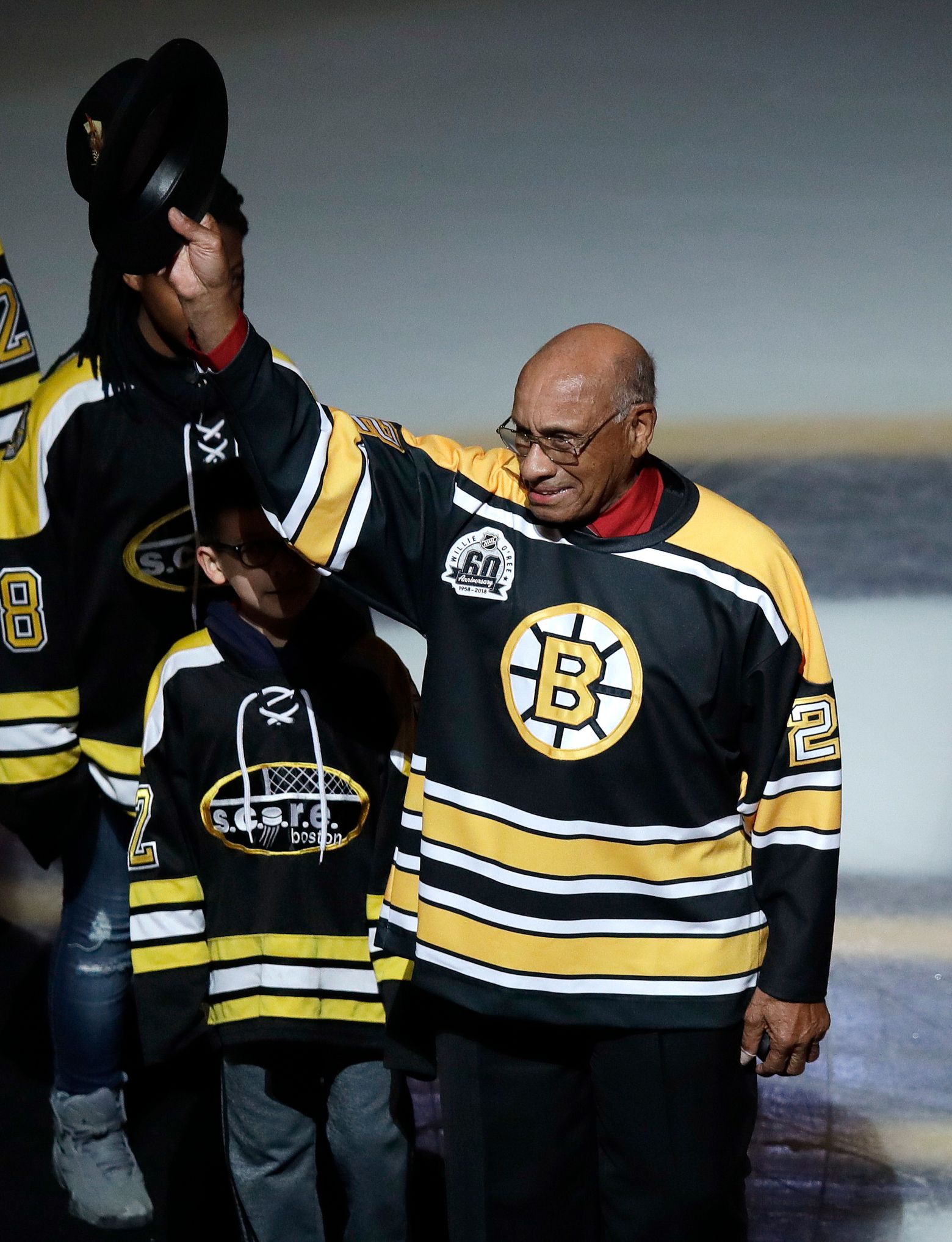 Willie O'Ree honored as Bruins raise No. 22 to TD Garden rafters