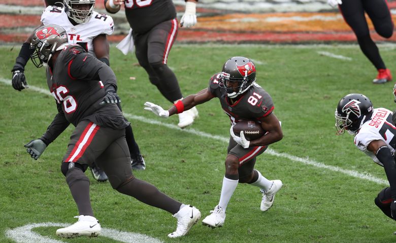 Atlanta Falcons defensive end Chauncey Davis (92) stretches during pregame  workouts before a NFL football game with the Tampa Bay Buccaneers Sunday,  Jan. 3, 2010 in Tampa, Fla. (AP Photo/Steve Nesius Stock