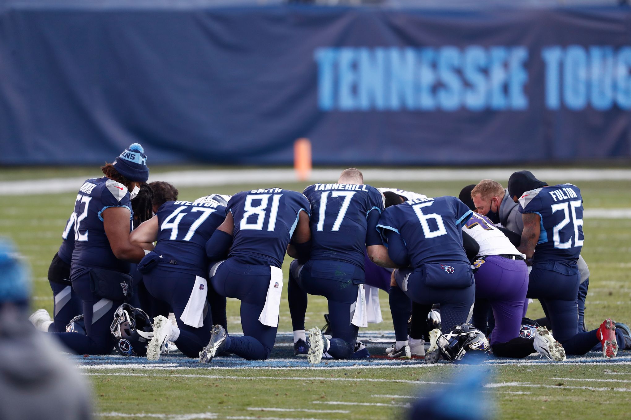 Taylor Lewan doing his part to lure Jadeveon Clowney to Titans