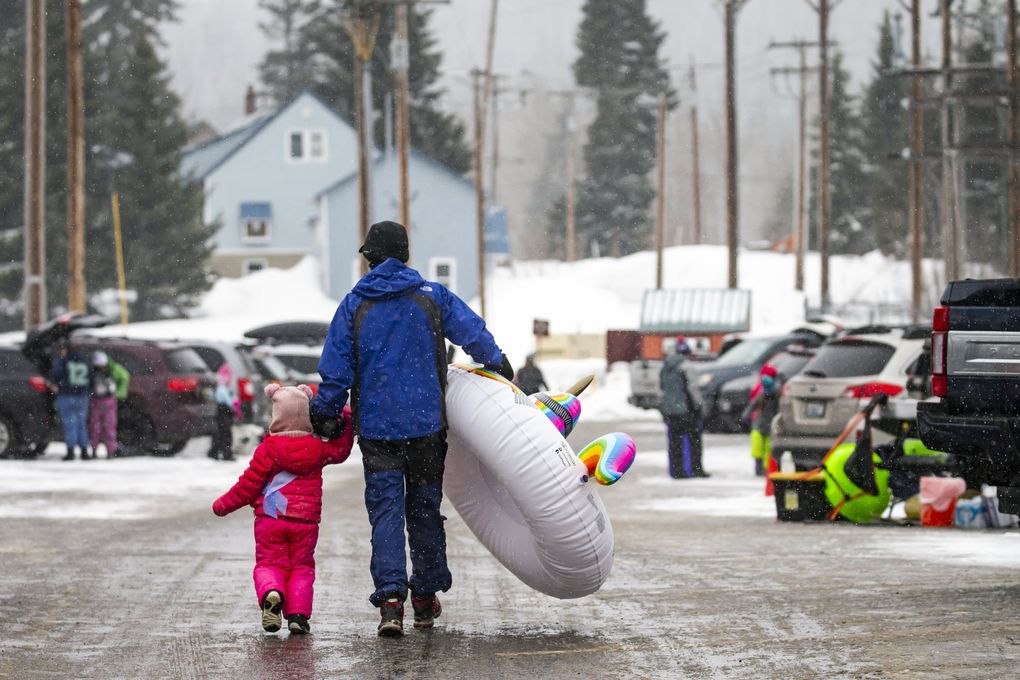 Families abound in different states of packing and unpacking in the parking lot at the Hyak Sno-Park Jan. 30, 2021. (Bettina Hansen / The Seattle Times)