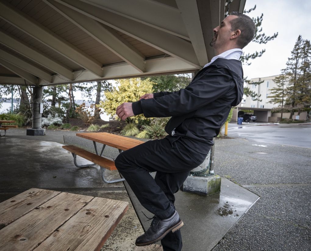 Michael Knapinski describes the backward fall that was the last thing he remembered. (Steve Ringman / The Seattle Times)