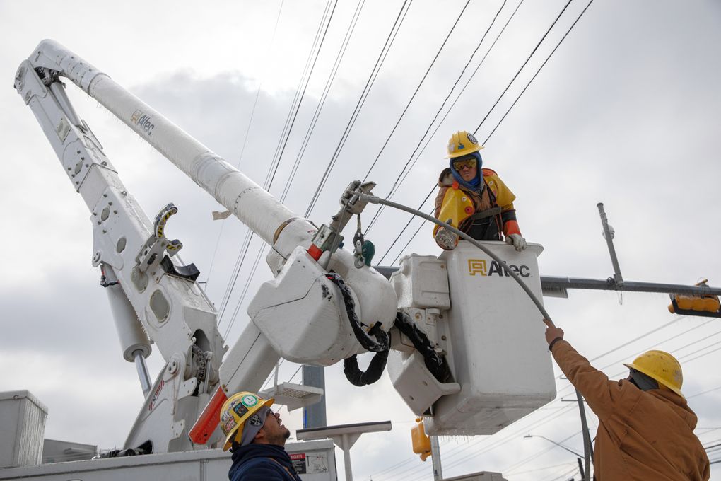 A work crew makes electrical line repairs in Austin, Texas, Feb. 18, 2021. Part of the responsibility for the near-collapse of the Texas electrical grid during the snowstorm can be traced to the decision in 1999 to embark on the nation’s most extensive experiment in electrical deregulation. (Tamir Kalifa / The New York Times)