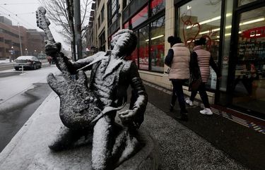The late rock legend Jimi Hendrix played hot, but never in the snow.  His statue is on Broadway across from Seattle Central College.

LO_More_Snow_

Wed Jan 15, 2020 212709