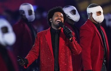 REVIEW: The Weeknd bores at Super Bowl halftime show, Super Bowl, Sports