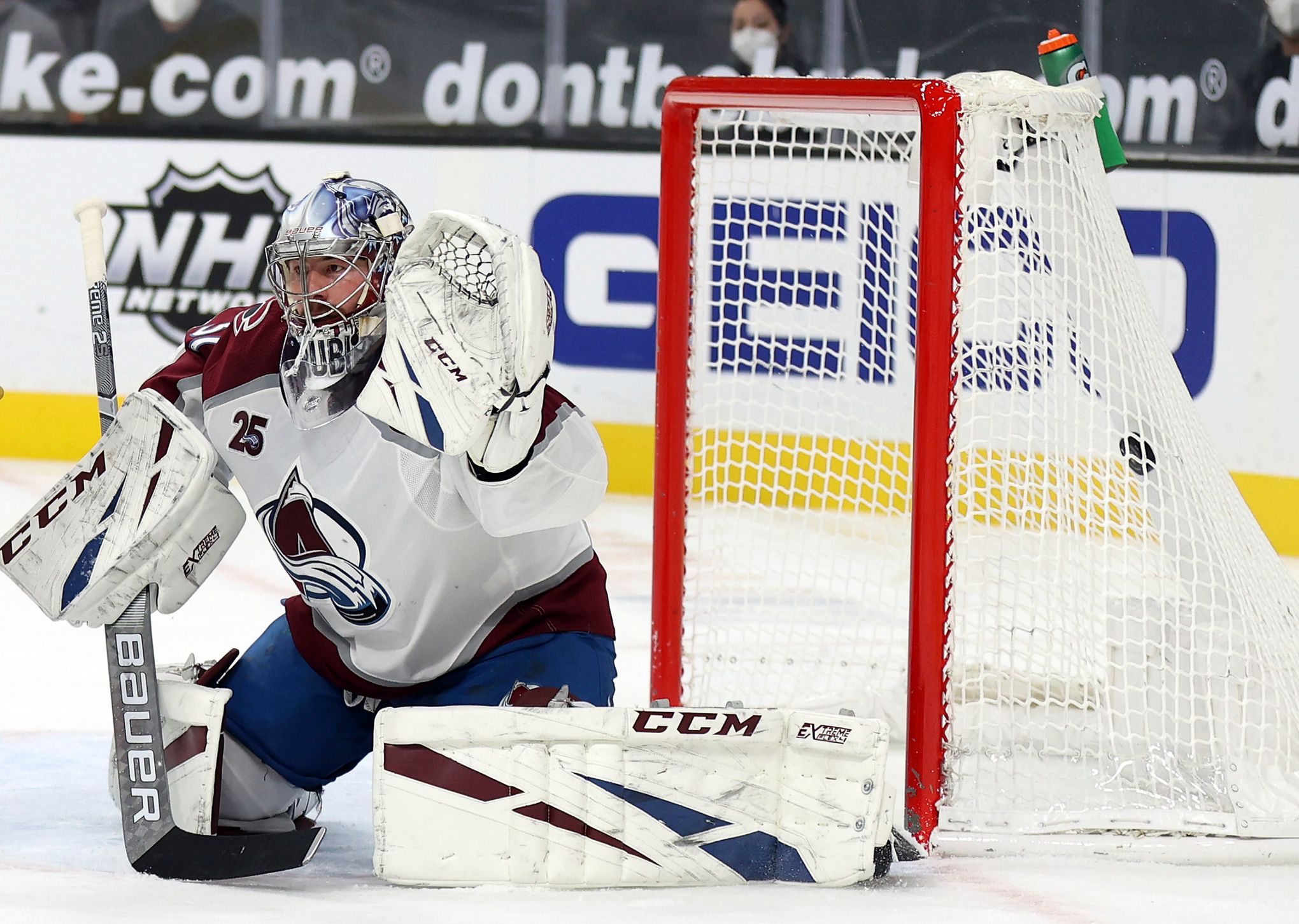 Avalanche top Golden Knights 2-1, close in on 1st in West